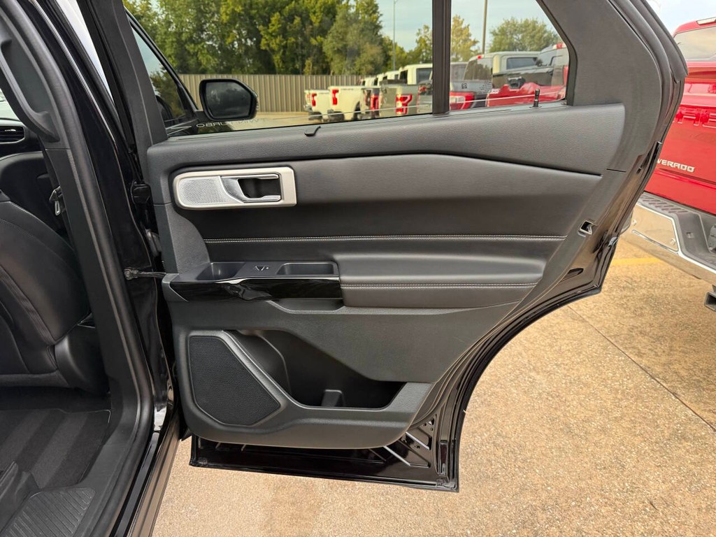 Ford Explorer Vehicle Full-screen Gallery Image 18