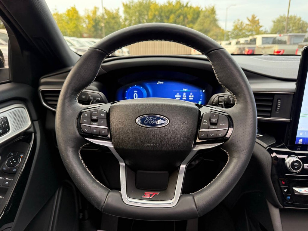 Ford Explorer Vehicle Full-screen Gallery Image 24