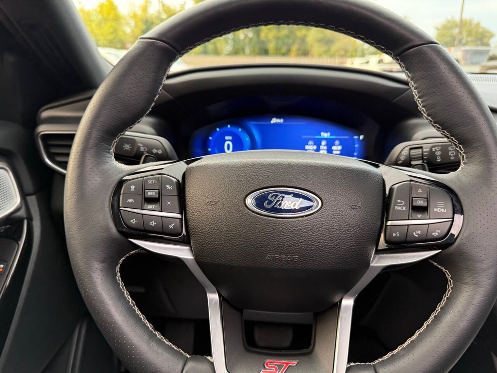 Ford Explorer Vehicle Full-screen Gallery Image 25