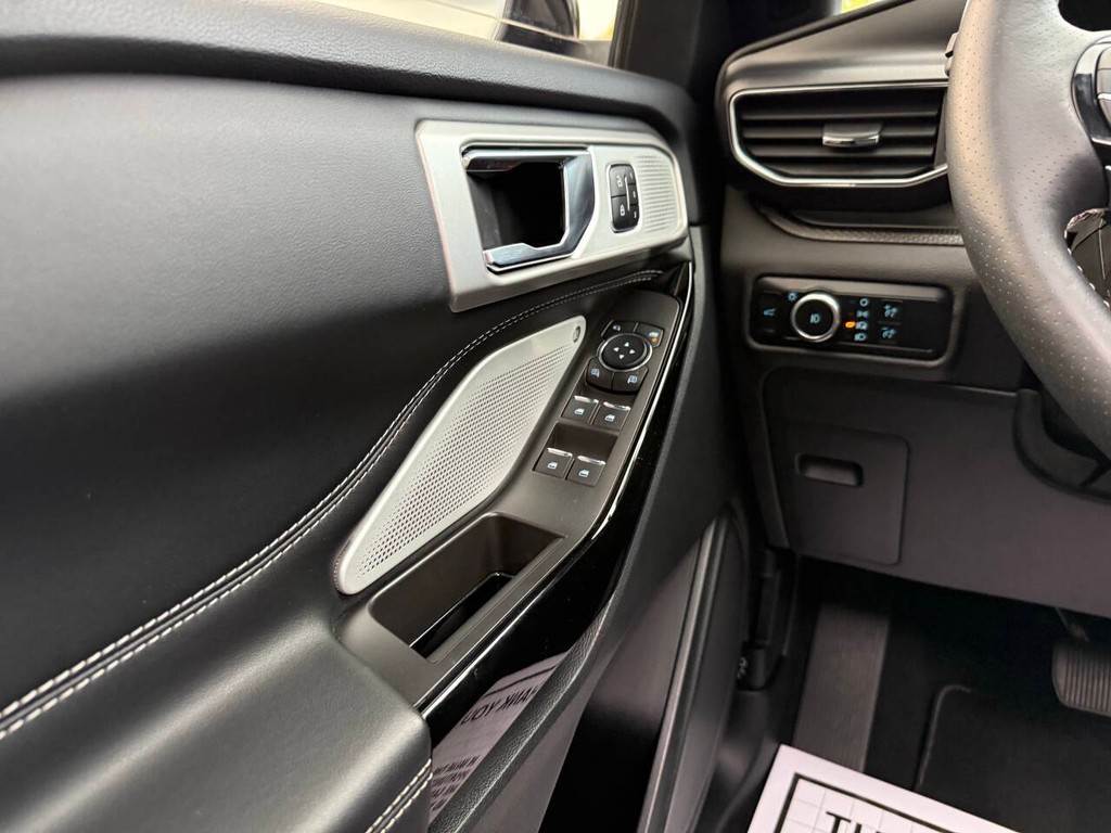 Ford Explorer Vehicle Full-screen Gallery Image 31