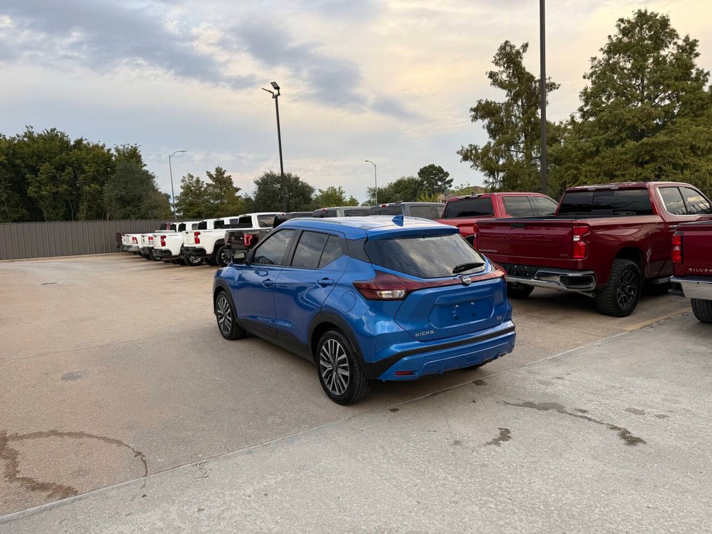 Nissan Kicks Vehicle Full-screen Gallery Image 04