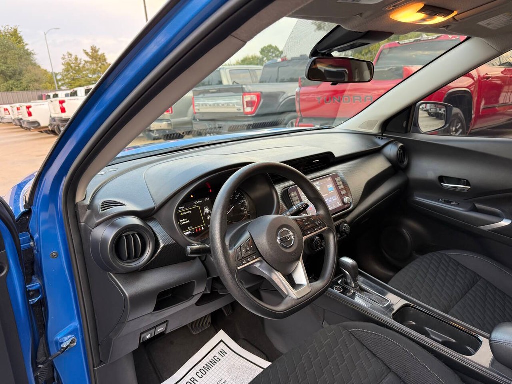 Nissan Kicks Vehicle Full-screen Gallery Image 06