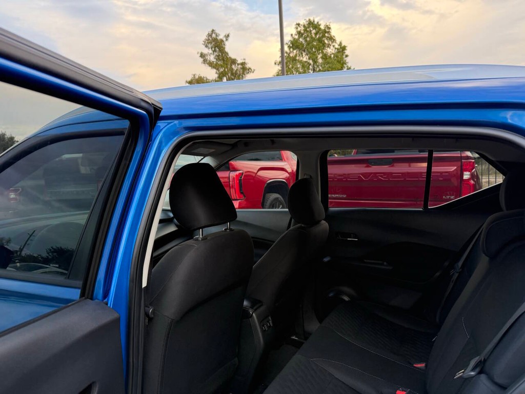 Nissan Kicks Vehicle Full-screen Gallery Image 12