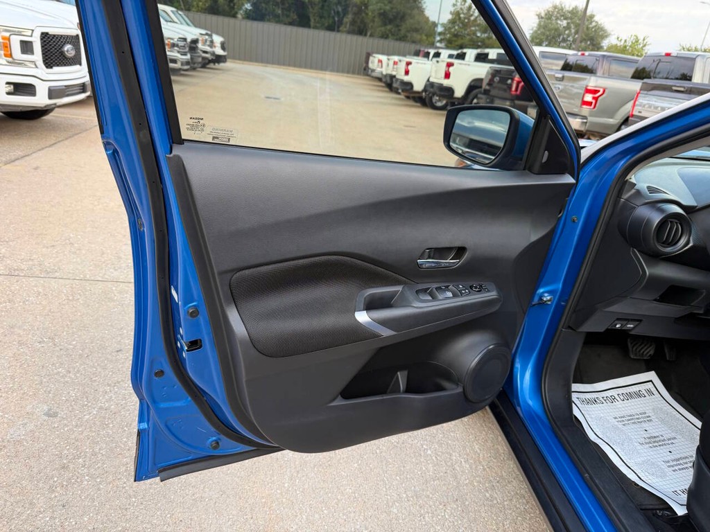 Nissan Kicks Vehicle Full-screen Gallery Image 08