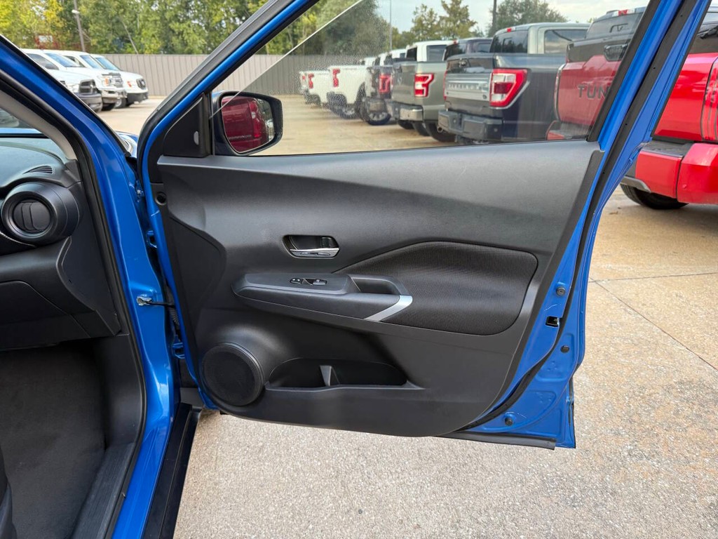 Nissan Kicks Vehicle Full-screen Gallery Image 11