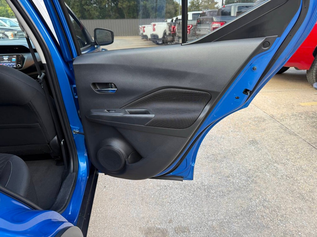 Nissan Kicks Vehicle Full-screen Gallery Image 16