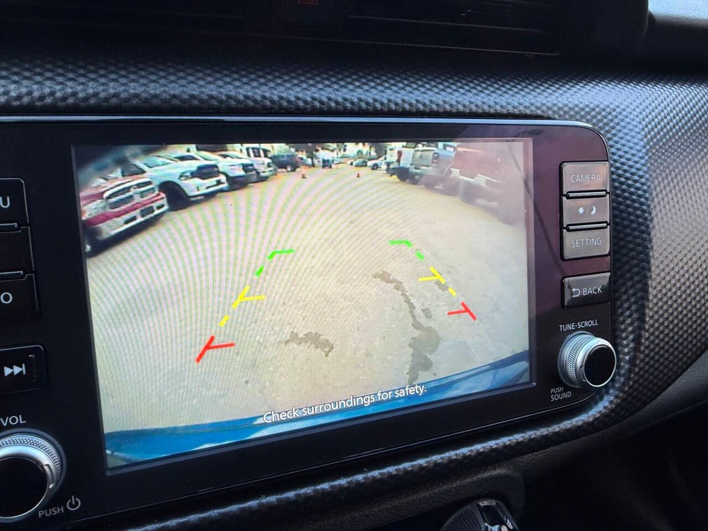 Nissan Kicks Vehicle Full-screen Gallery Image 27