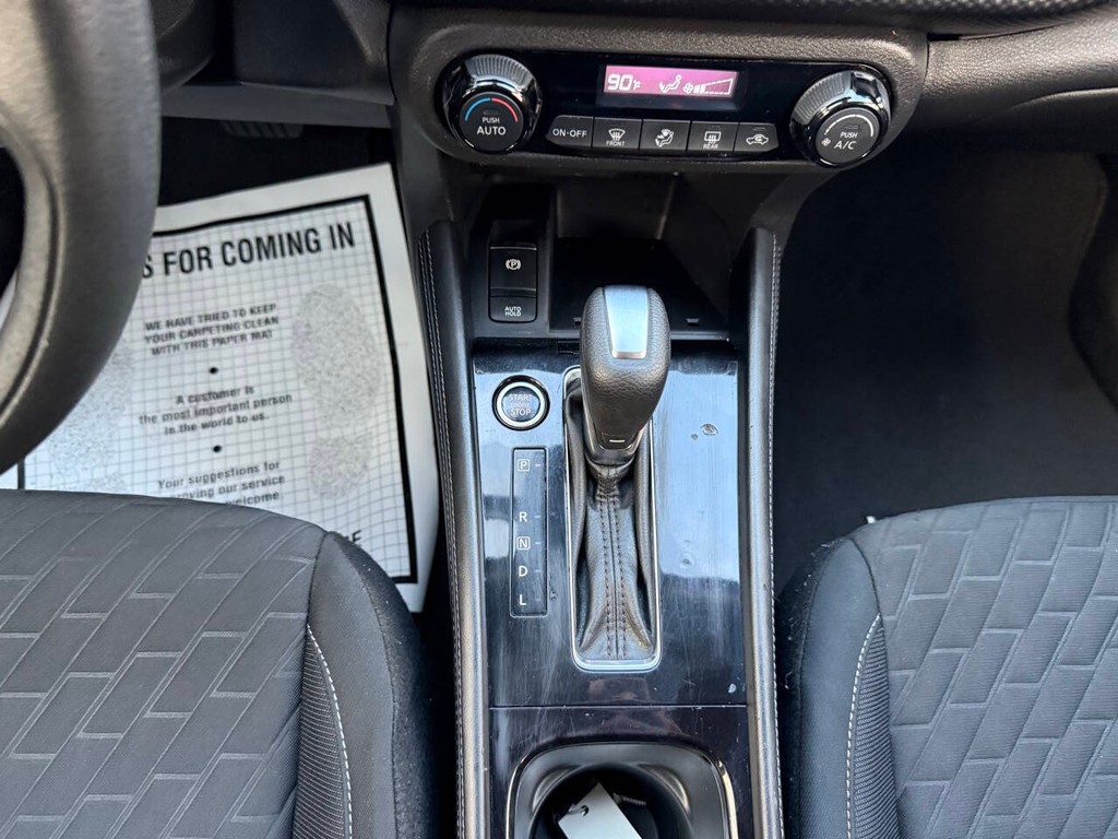 Nissan Kicks Vehicle Full-screen Gallery Image 28