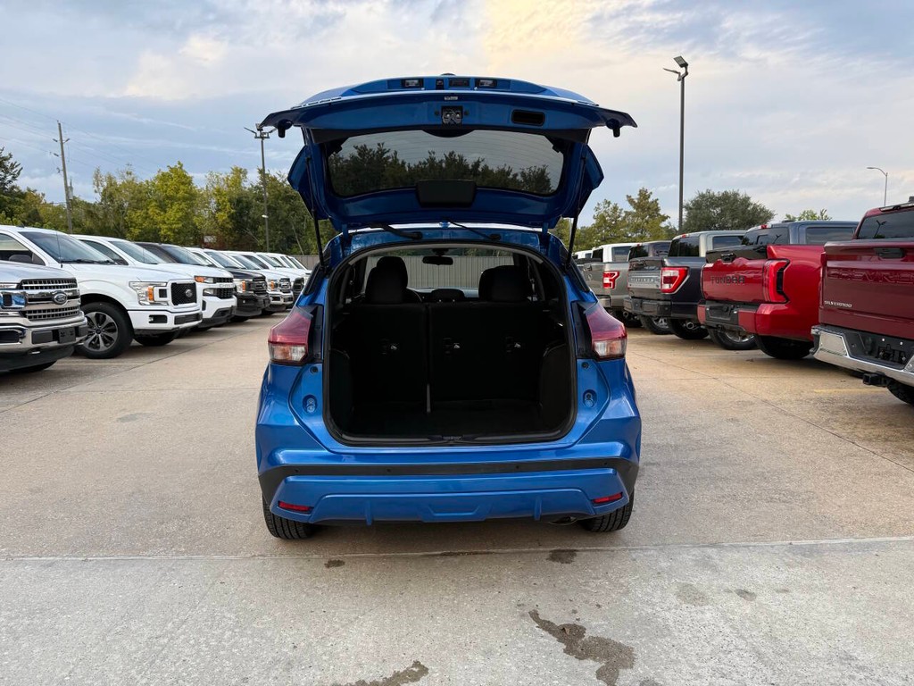 Nissan Kicks Vehicle Full-screen Gallery Image 35