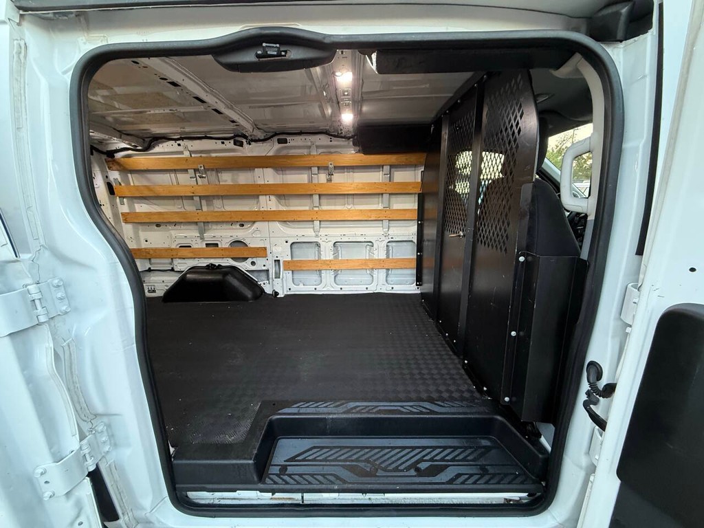 Ford Transit Van Vehicle Full-screen Gallery Image 26