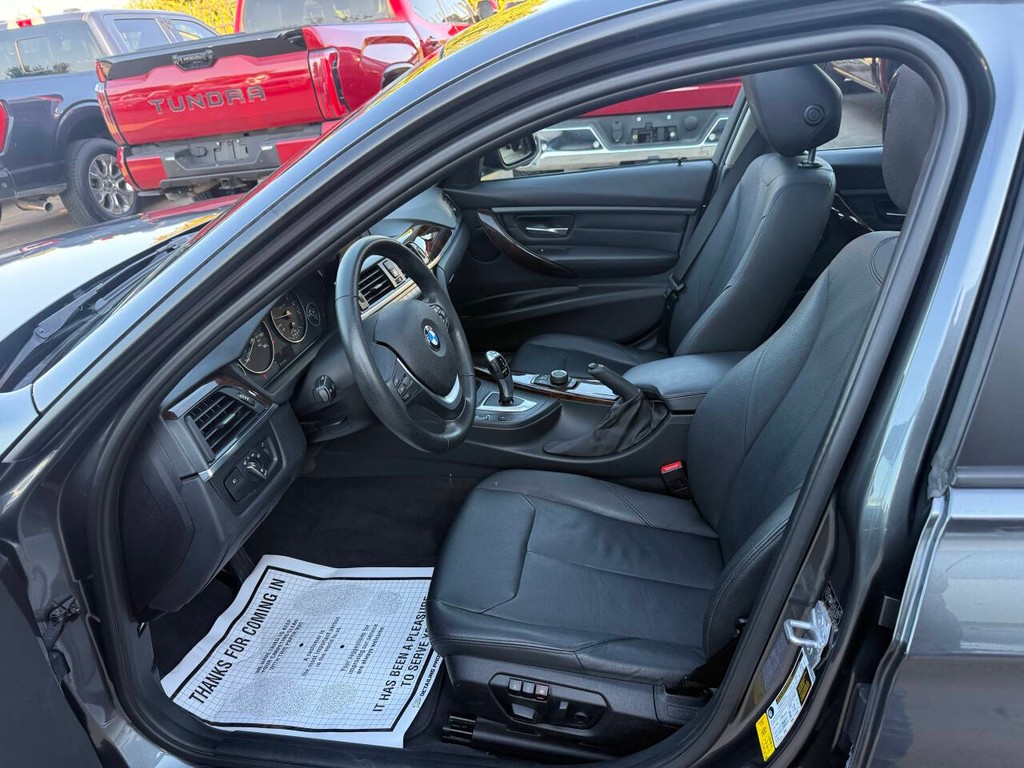 BMW 3 Series Vehicle Full-screen Gallery Image 07