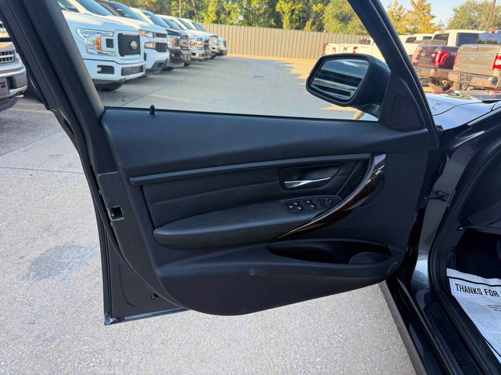 BMW 3 Series Vehicle Full-screen Gallery Image 08