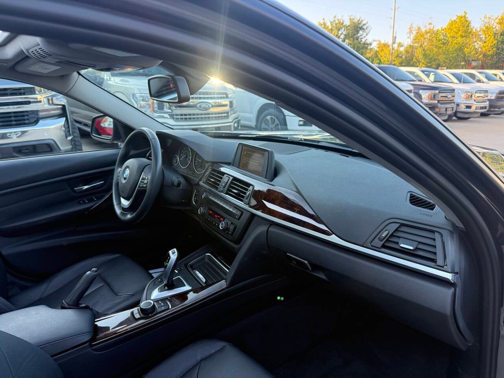 BMW 3 Series Vehicle Full-screen Gallery Image 09