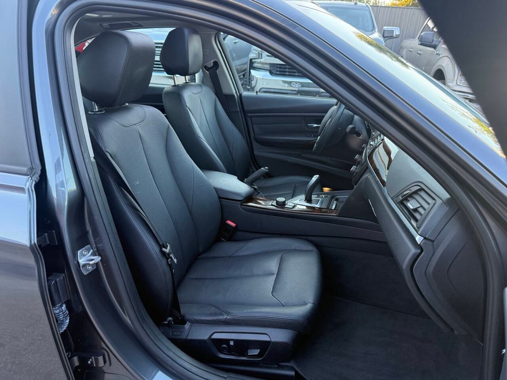 BMW 3 Series Vehicle Full-screen Gallery Image 10