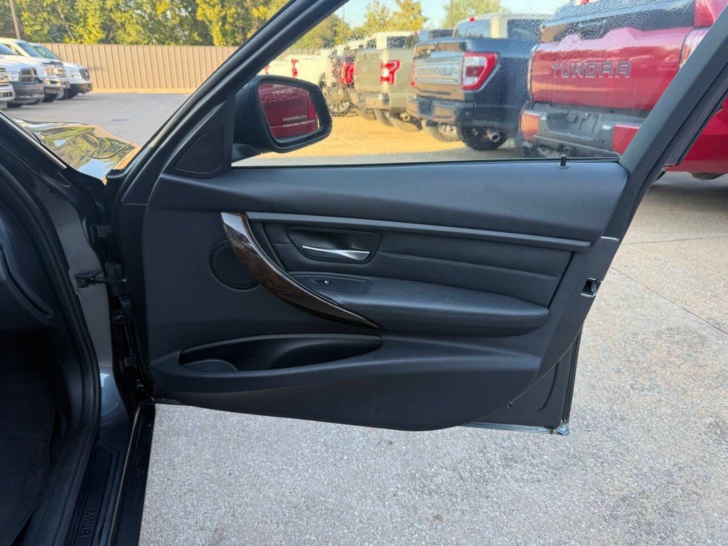 BMW 3 Series Vehicle Full-screen Gallery Image 11