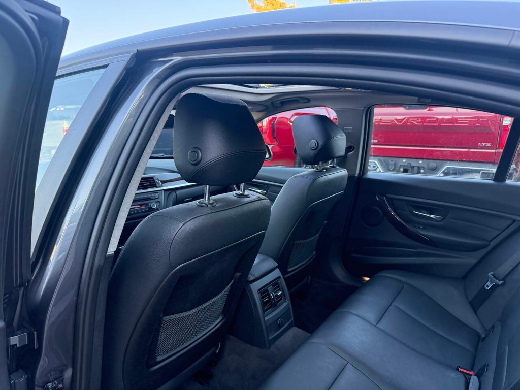 BMW 3 Series Vehicle Full-screen Gallery Image 12