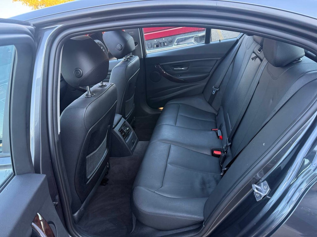 BMW 3 Series Vehicle Full-screen Gallery Image 13