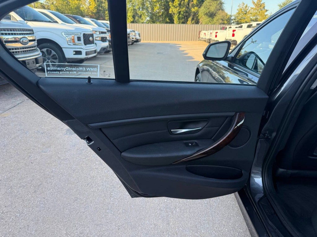 BMW 3 Series Vehicle Full-screen Gallery Image 14