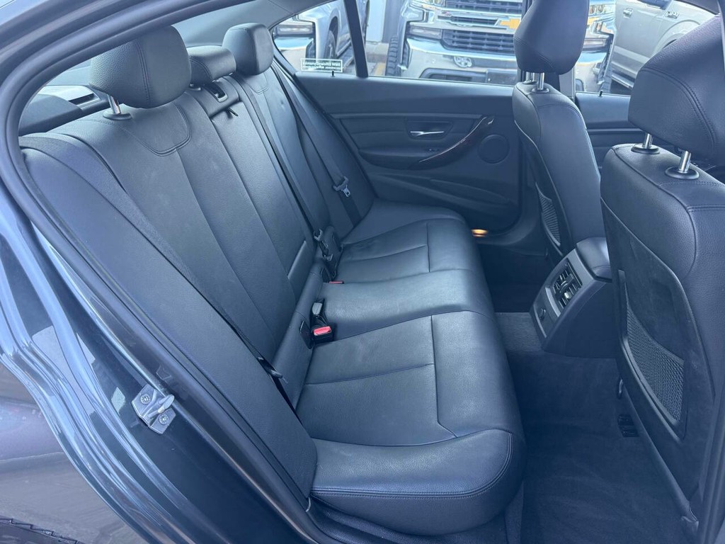 BMW 3 Series Vehicle Full-screen Gallery Image 15