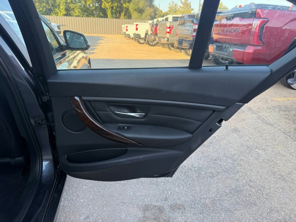 BMW 3 Series Vehicle Full-screen Gallery Image 16