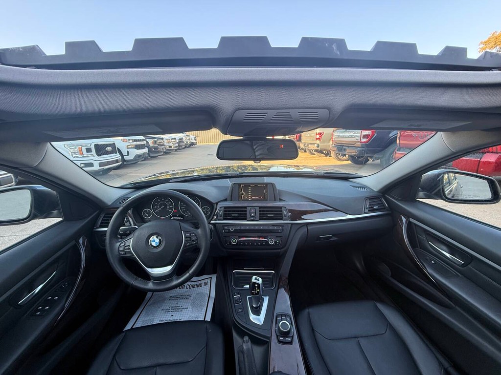 BMW 3 Series Vehicle Full-screen Gallery Image 18
