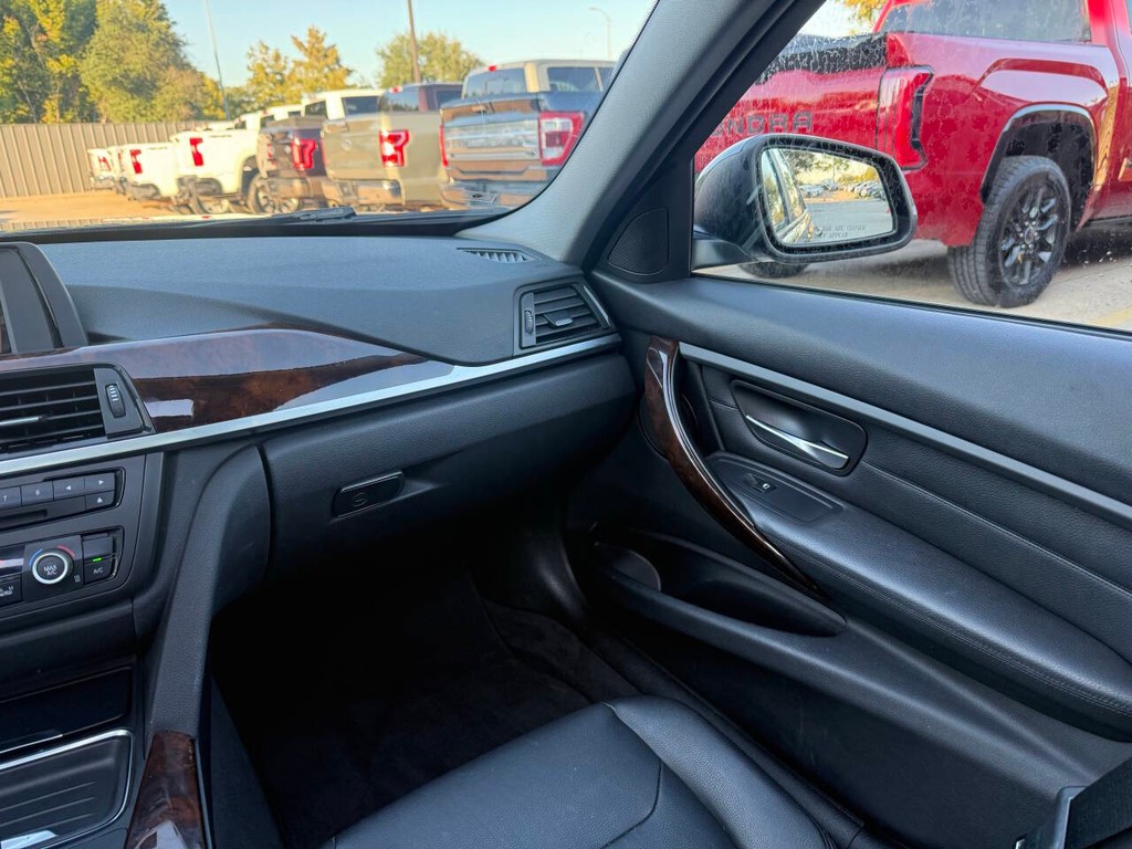 BMW 3 Series Vehicle Full-screen Gallery Image 20