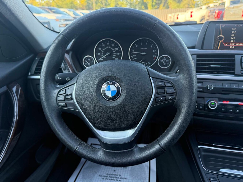 BMW 3 Series Vehicle Full-screen Gallery Image 22