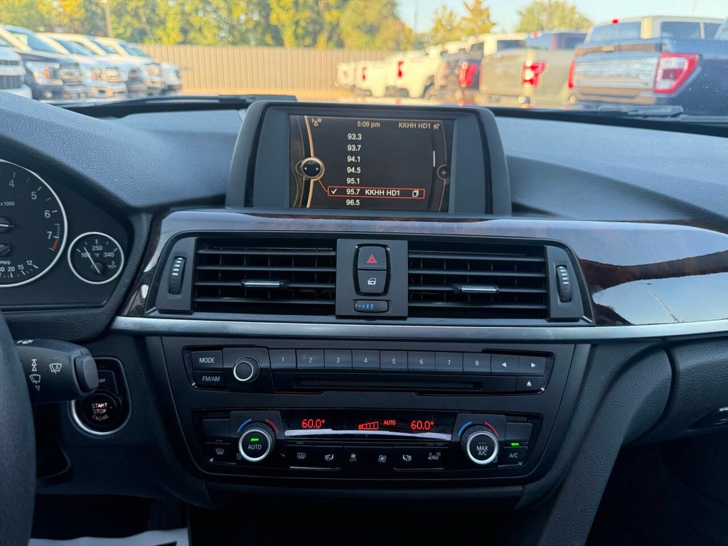 BMW 3 Series Vehicle Full-screen Gallery Image 24