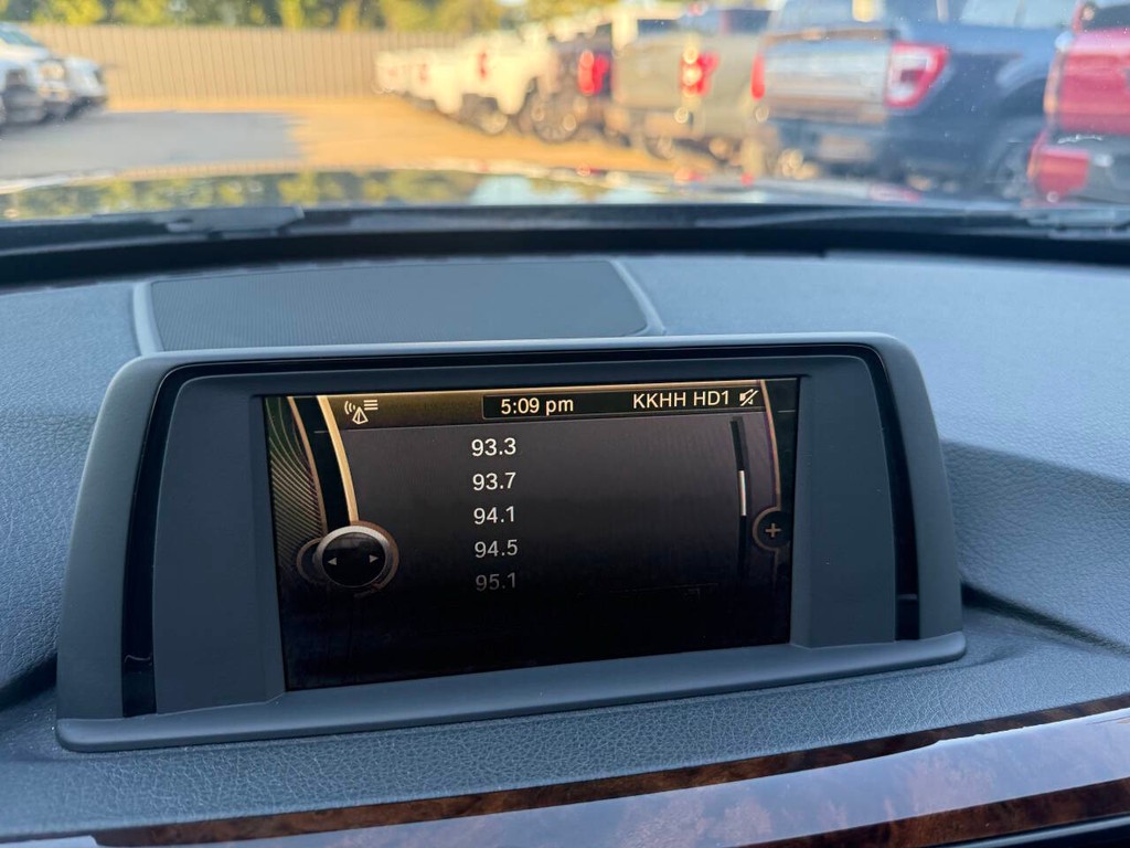 BMW 3 Series Vehicle Full-screen Gallery Image 25