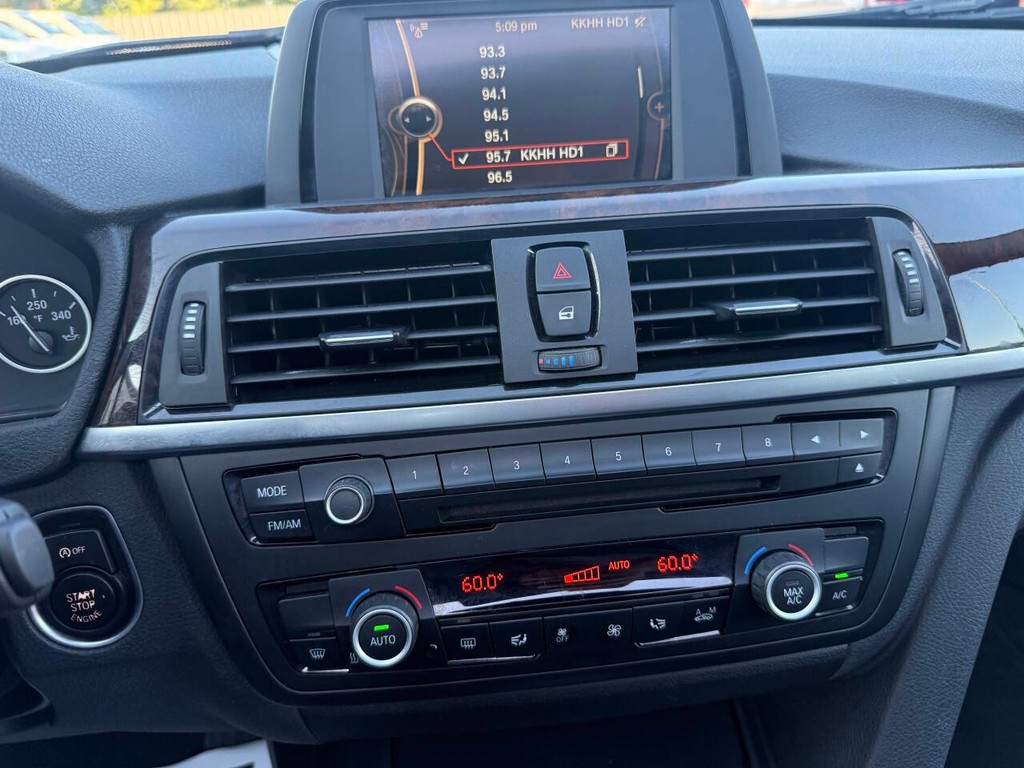 BMW 3 Series Vehicle Full-screen Gallery Image 26