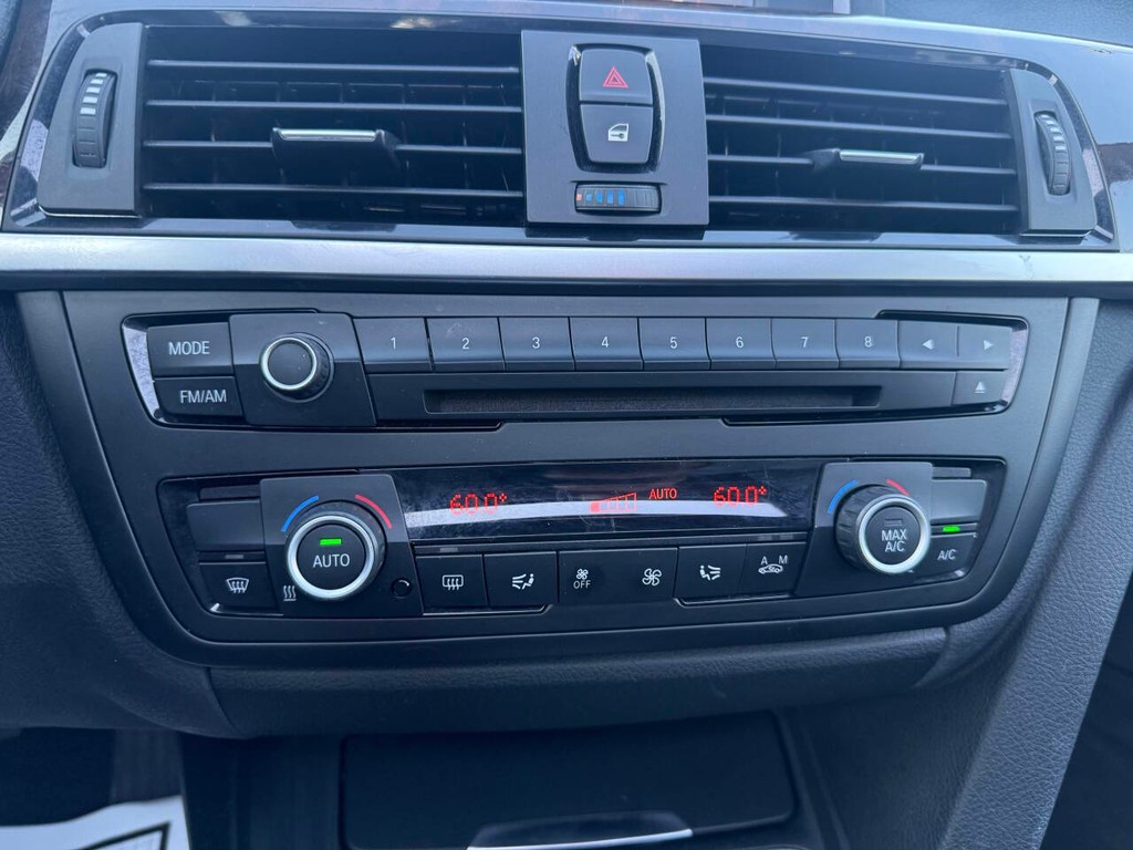 BMW 3 Series Vehicle Full-screen Gallery Image 27