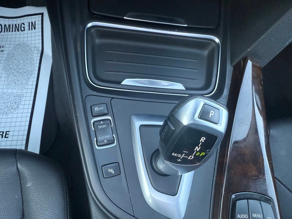 BMW 3 Series Vehicle Full-screen Gallery Image 28