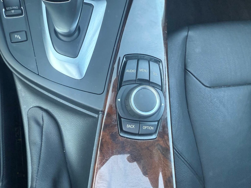 BMW 3 Series Vehicle Full-screen Gallery Image 29