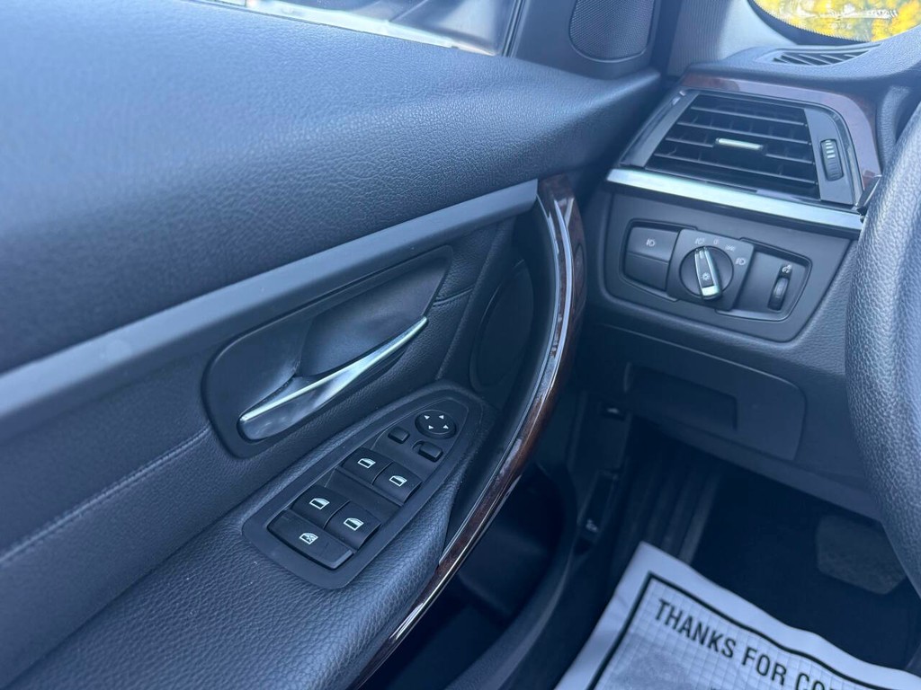 BMW 3 Series Vehicle Full-screen Gallery Image 30