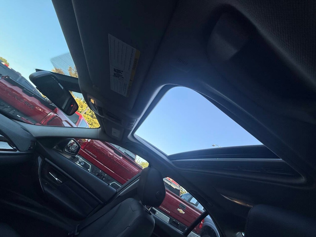 BMW 3 Series Vehicle Full-screen Gallery Image 31