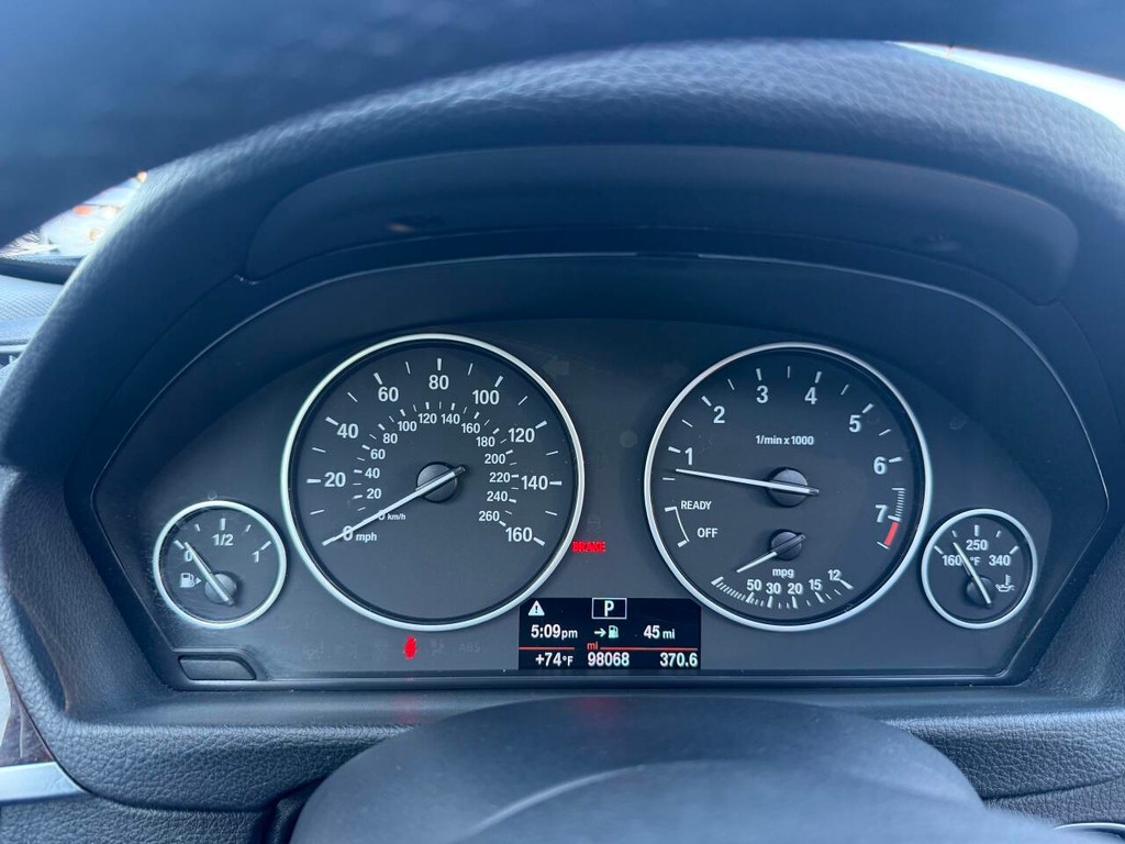 BMW 3 Series Vehicle Full-screen Gallery Image 32