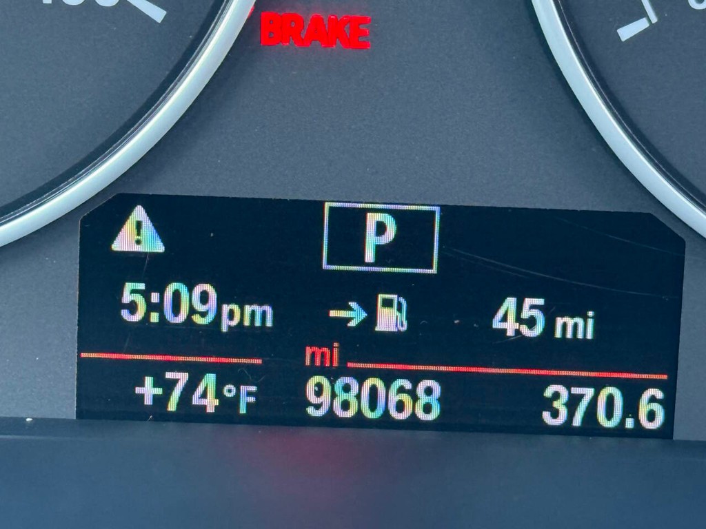 BMW 3 Series Vehicle Full-screen Gallery Image 33