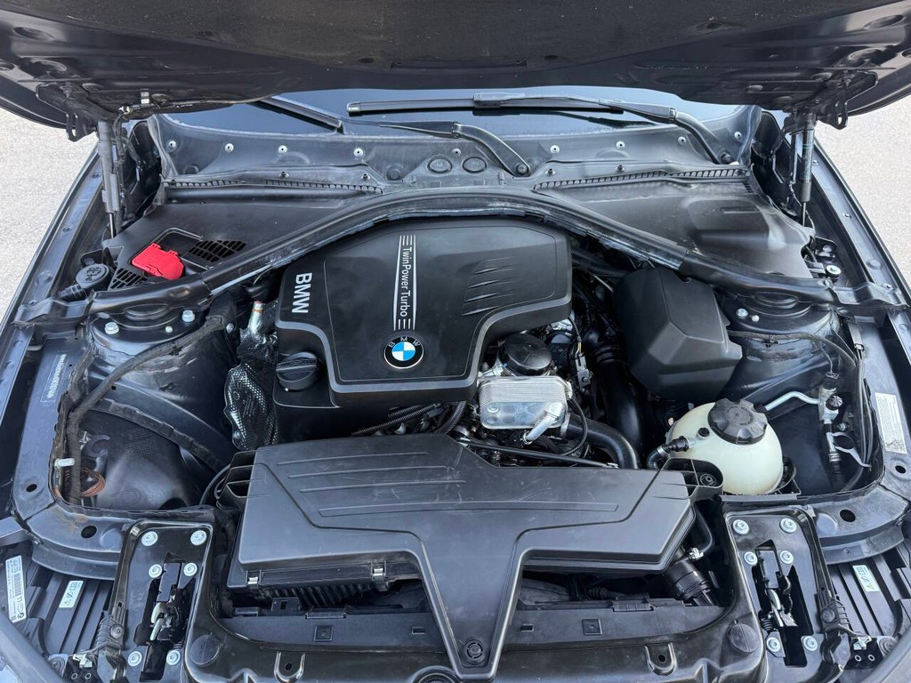 BMW 3 Series Vehicle Full-screen Gallery Image 35