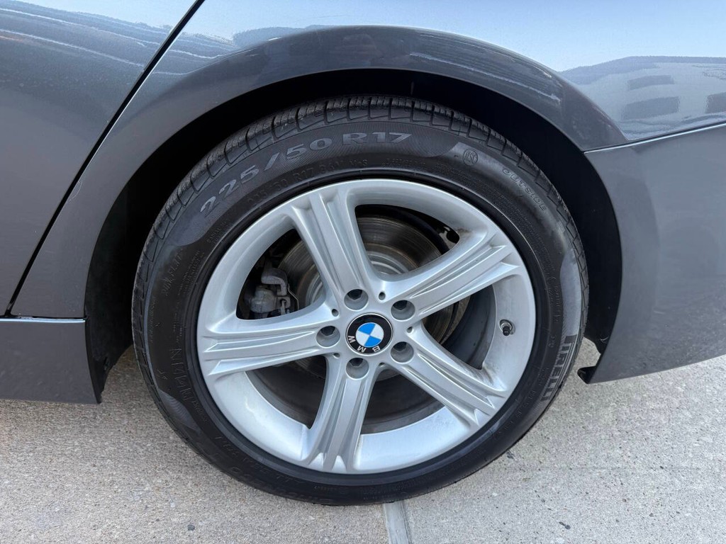 BMW 3 Series Vehicle Full-screen Gallery Image 36