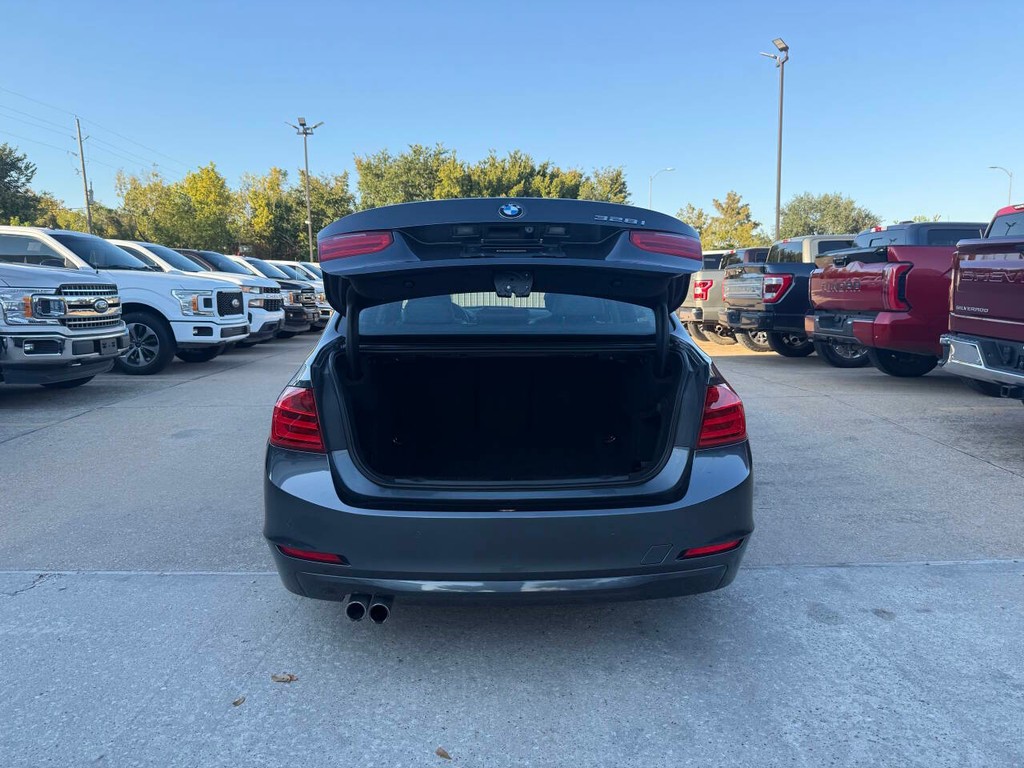 BMW 3 Series Vehicle Full-screen Gallery Image 37