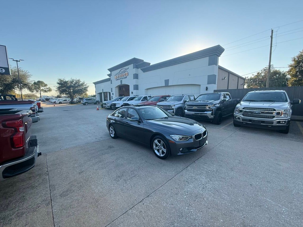 BMW 3 Series Vehicle Full-screen Gallery Image 43