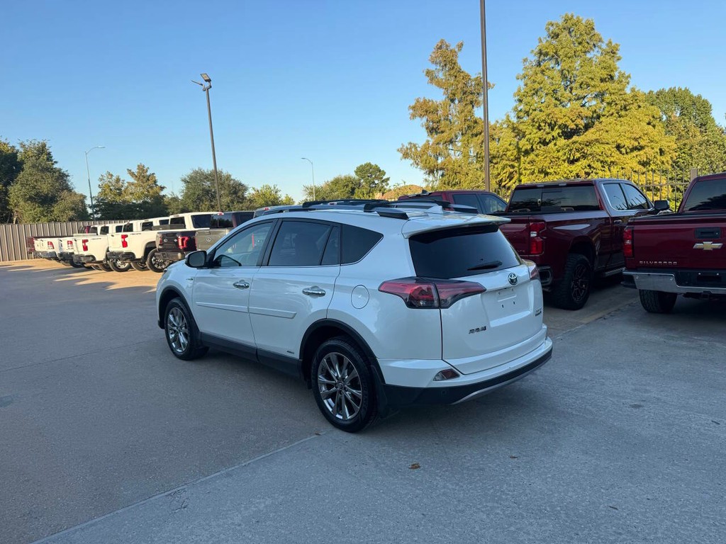 Toyota RAV4 Hybrid Vehicle Full-screen Gallery Image 04