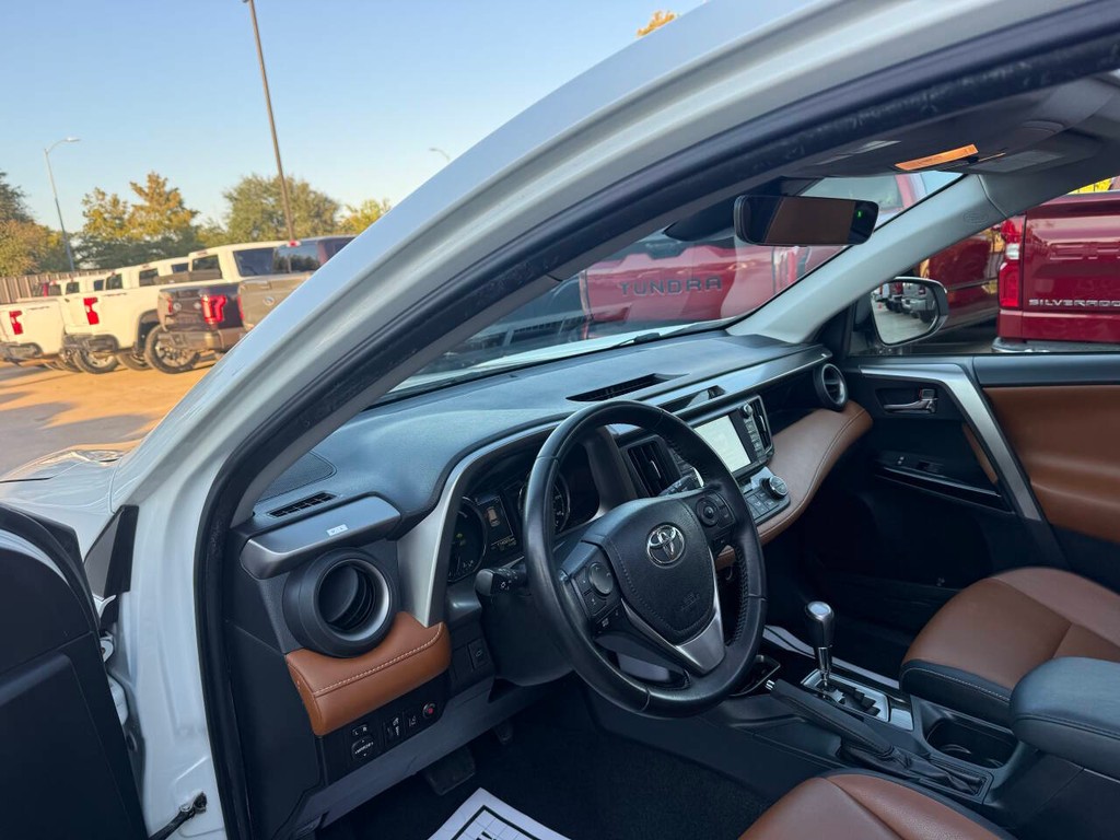 Toyota RAV4 Hybrid Vehicle Full-screen Gallery Image 06