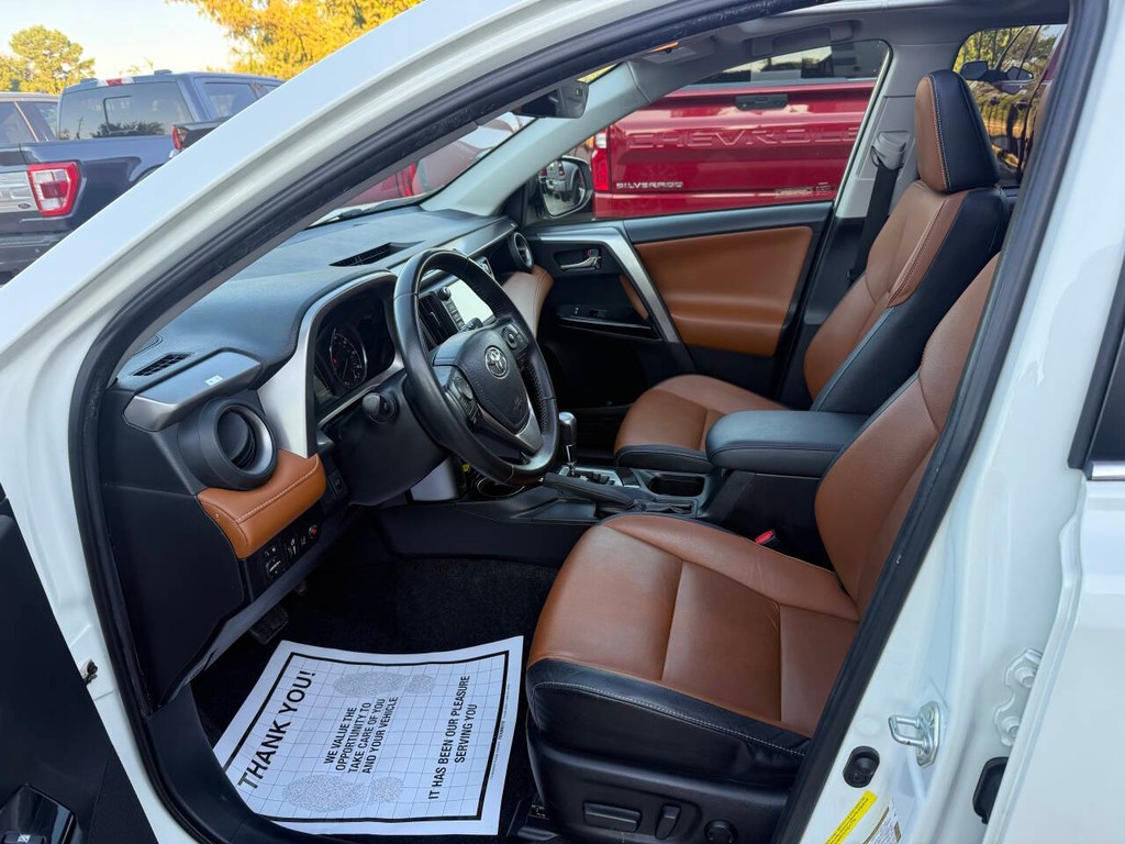 Toyota RAV4 Hybrid Vehicle Full-screen Gallery Image 07