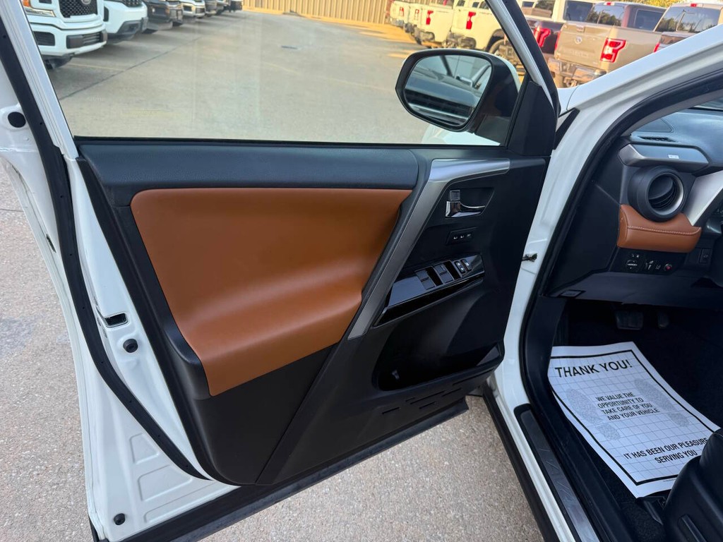 Toyota RAV4 Hybrid Vehicle Full-screen Gallery Image 08