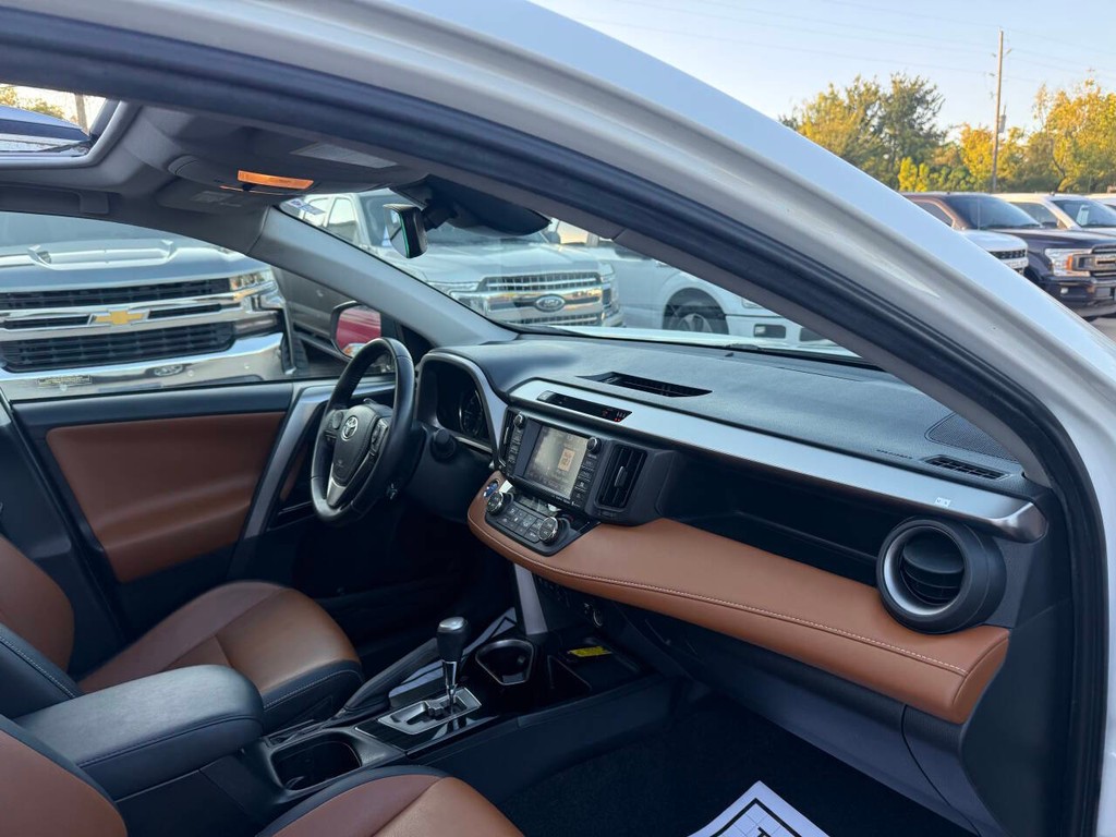 Toyota RAV4 Hybrid Vehicle Full-screen Gallery Image 09