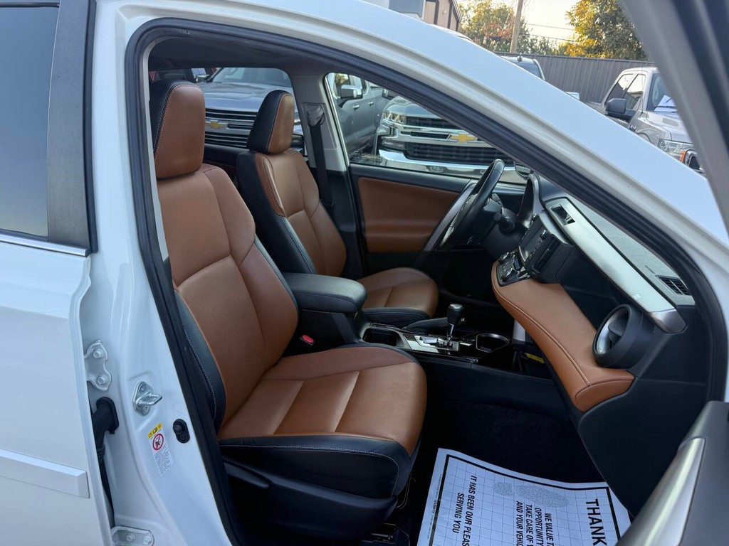 Toyota RAV4 Hybrid Vehicle Full-screen Gallery Image 10