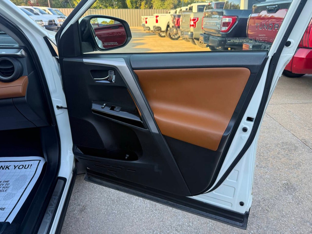 Toyota RAV4 Hybrid Vehicle Full-screen Gallery Image 11