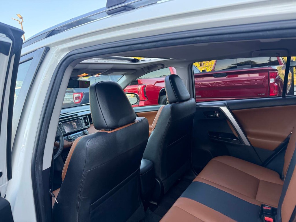 Toyota RAV4 Hybrid Vehicle Full-screen Gallery Image 12