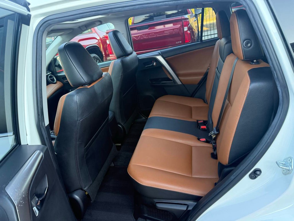 Toyota RAV4 Hybrid Vehicle Full-screen Gallery Image 13